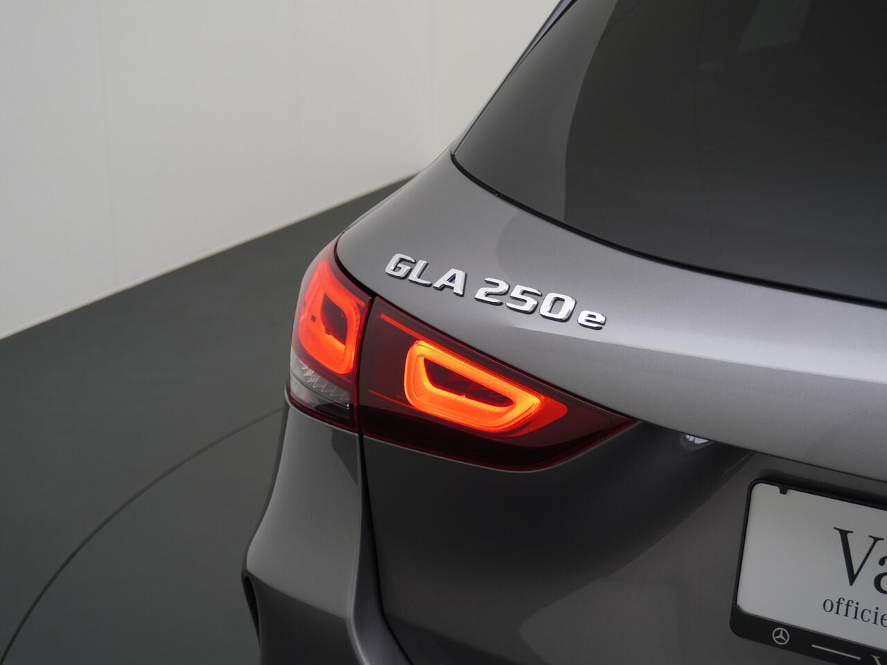 Mercedes-Benz GLA-KLASSE 250 e AMG // Panoramadak // 20" AMG Velgen // Nightpakket // Sfeerverlichting // Camera //