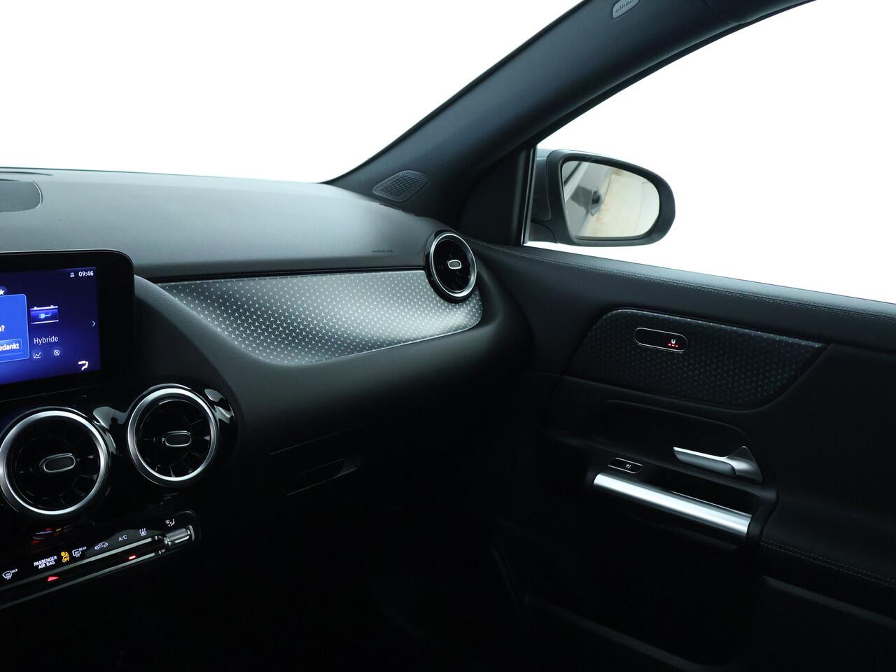 Mercedes-Benz GLA-KLASSE 250e Luxury Line Parkeersensoren + achteruitrijcamera | Spiegel pakket | Easy Pack achterklep | Winter pakket : Stuur en Stoelverwarming. Inclusief 24 maanden MB Certified garantie voor Europa.