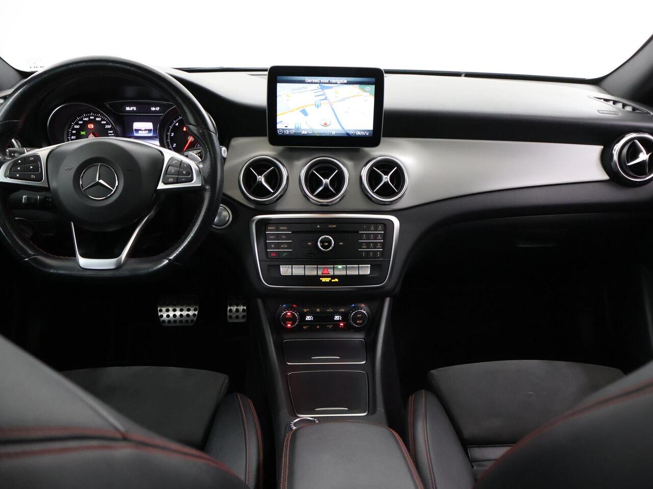 Mercedes-Benz GLA-KLASSE 180 Business Solution AMG | Night | Panoramadak | Stoelverwarming | Navigatie |