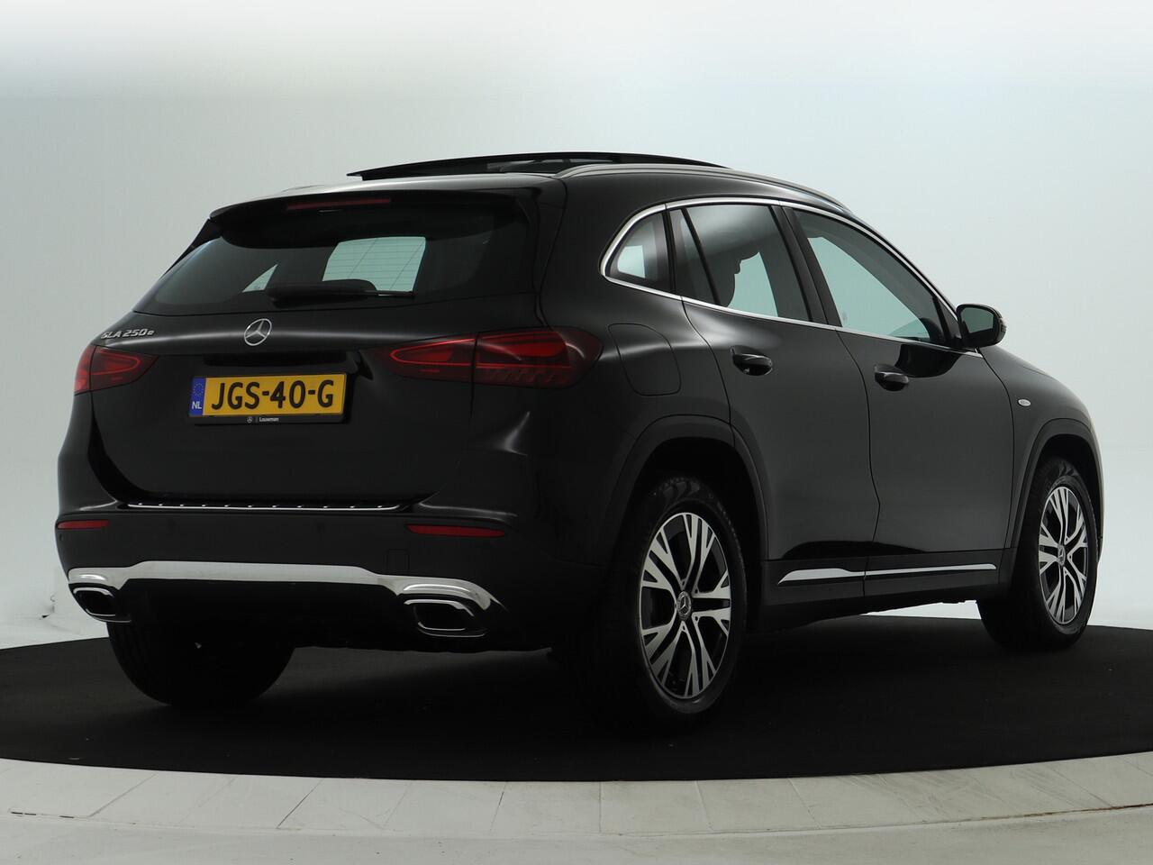 Mercedes-Benz GLA-KLASSE 250 e Plug-In Hybride | Panoramadak | Distronic | Sound system | Parkeerpakket met achteruitrijcamera | Stuur en Stoelverwarming. Inclusief 24 maanden MB Certified garantie voor Europa.