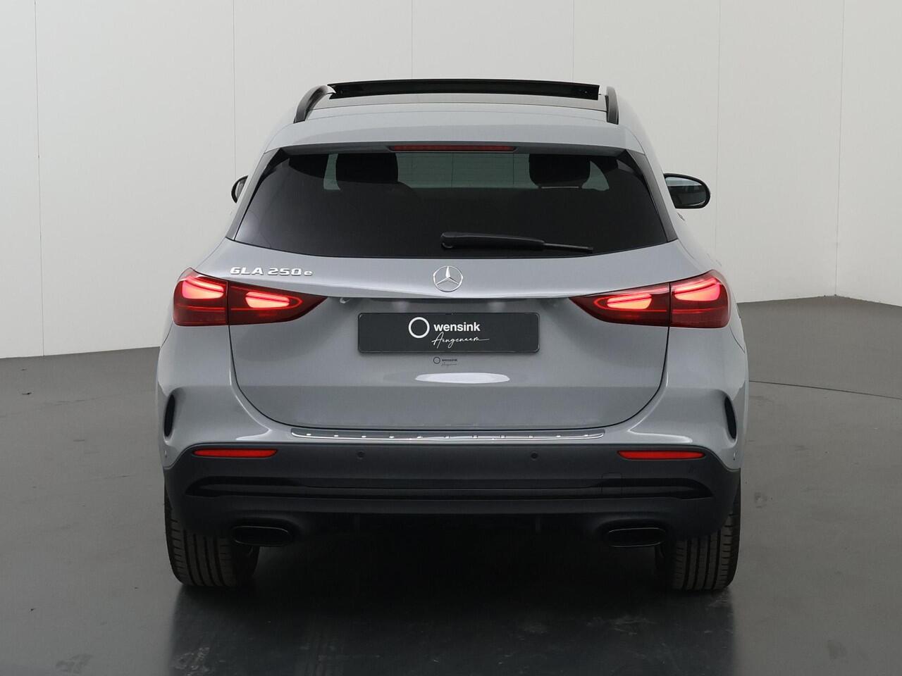 Mercedes-Benz GLA-KLASSE 250 e AMG Night | Panoramadak | Trekhaak wegklapbaar | 20 inch | Dodehoekassistent | Easy Pack achterklep
