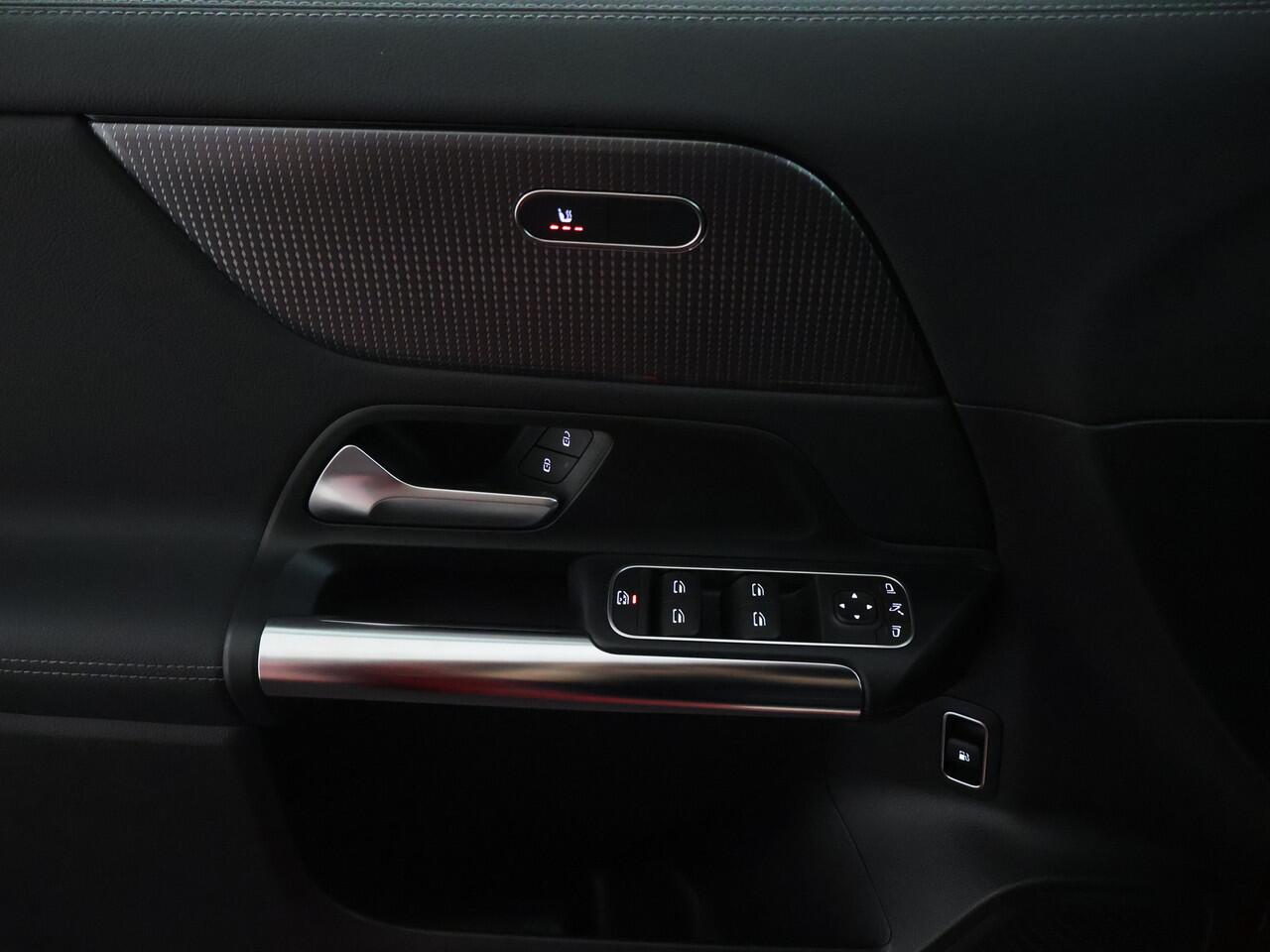 Mercedes-Benz GLA-KLASSE 250 e Business Solution Luxury Line Apple CarPlay | Nightpakket | Achteruitrijcamera | Trekhaak Inclusief 24 maanden MB Certified garantie voor Europa.