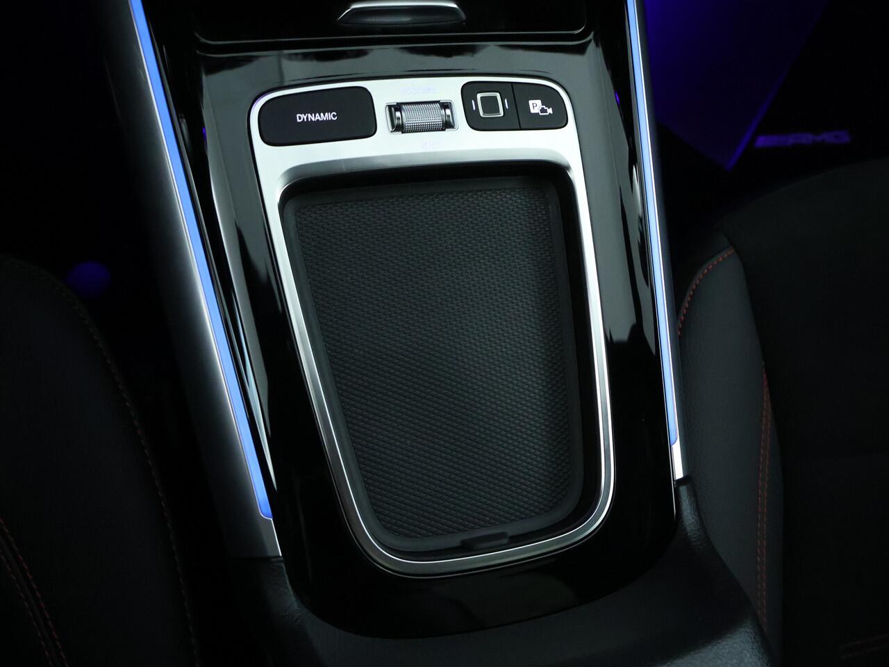 Mercedes-Benz GLA-KLASSE 250 e AMG Plug-In Hybride AMG Line | Night Pakket | Panorama Schuif-Kanteldak | 11kW Laden | Stuur en Stoelverwarming. Inclusief 24 maanden Mercedes-Benz Certified garantie voor Europa.