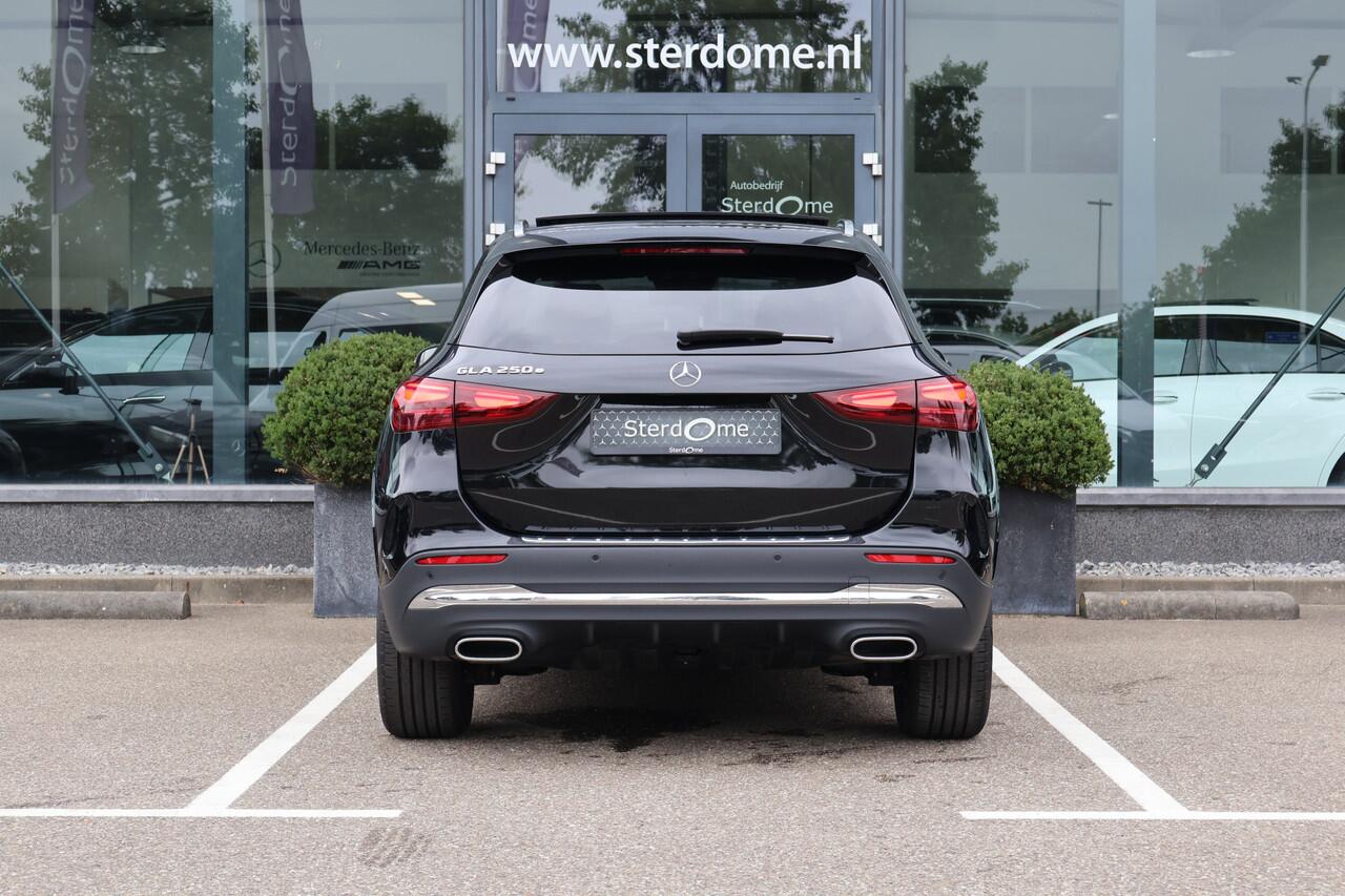 Mercedes-Benz GLA-KLASSE 250 e AMG Line l Facelift l Panoramadak l MBUX l Camera l Dode hoek assistent l Keyless Go l LED Adaptief l Sfeerverlichting l Winterpakket l I Stuur/stoel verwarming I Elektrische kofferklep I Electr. bedienbare achterklep l Stoelverwarming l