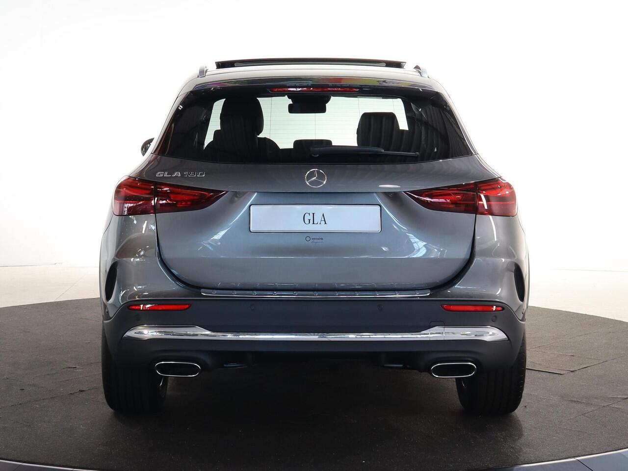 Mercedes-Benz GLA-KLASSE 180 Business Solution AMG | Panoramaschuifdak | Trekhaak | Premium Plus | Head-Up | 360° camera | Dodehoekassistent |