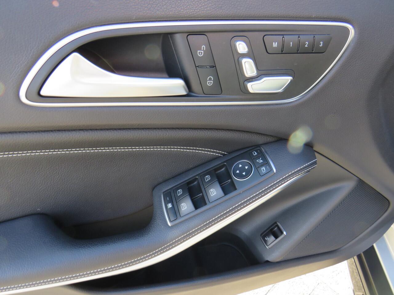 Mercedes-Benz GLA-KLASSE 180 Sport Edition Premium Plus AMG * Rijklaarprijs incl. garantie * Panoramadak * Trekhaak * 360 Camera * Led