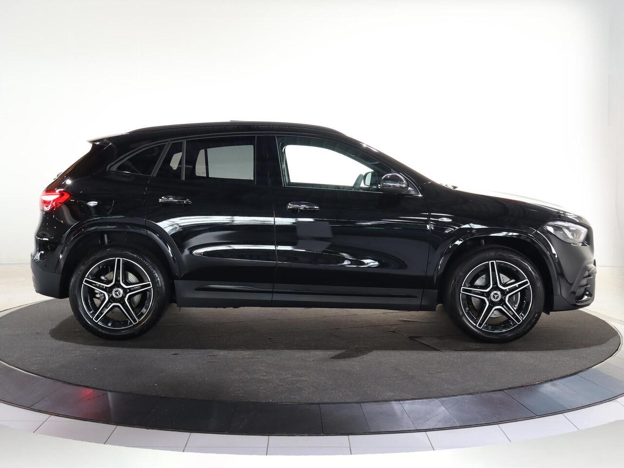 Mercedes-Benz GLA-KLASSE 250 e Business Solution AMG | Nightpakket | Panoramaschuifdak | Achteruitrijcamera | Stoelverwarming | Sfeerverlichting | LED verlichting |