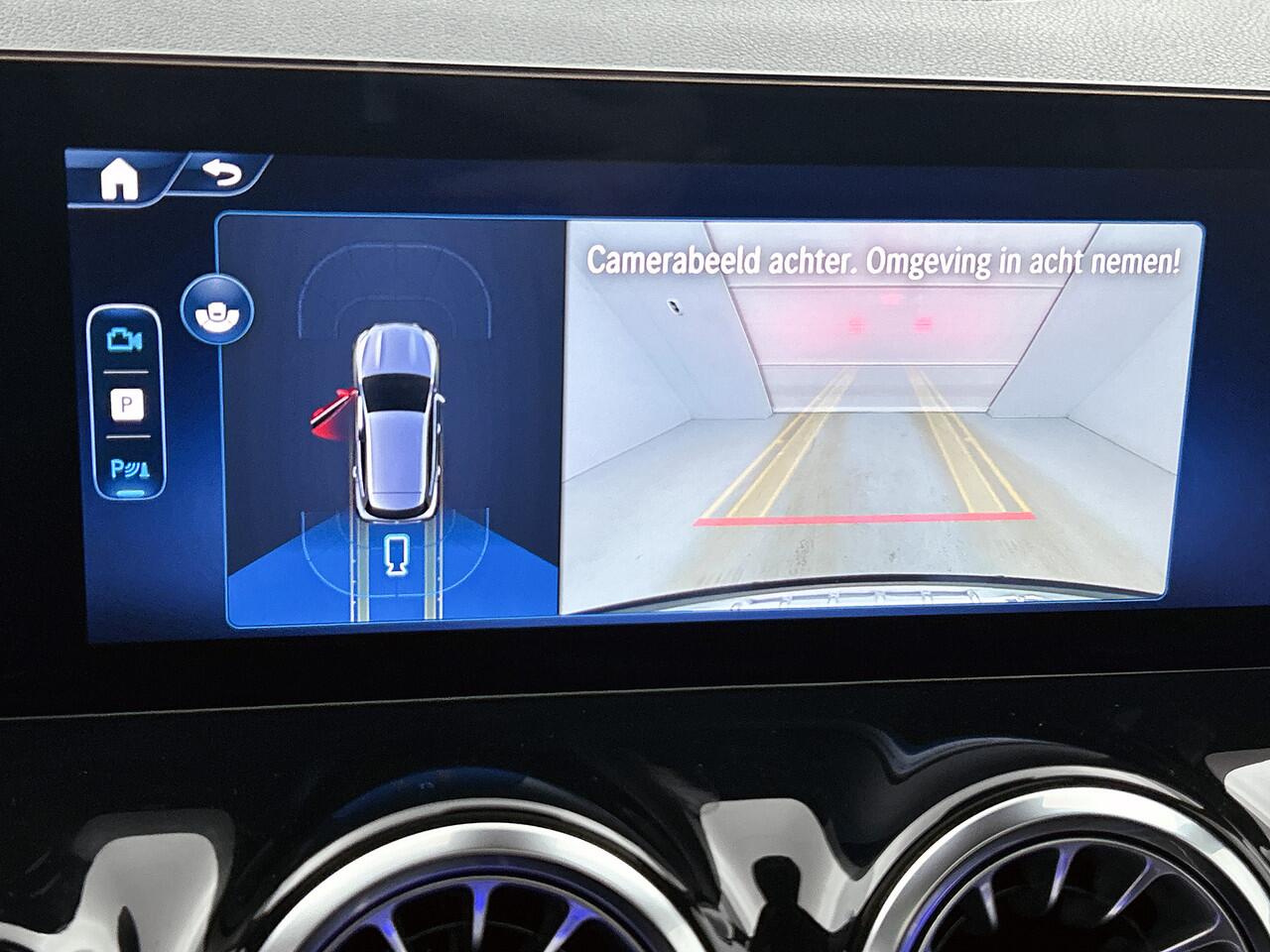 Mercedes-Benz GLA-KLASSE 250 e AMG Plug-In Hybride AMG Line | Panorama Schuif-Kanteldak | Sfeerverlichting | Dosehoek Assist | Stuur en Stoelverwarming. Inclusief 24 maanden MB Certified garantie voor Europa.