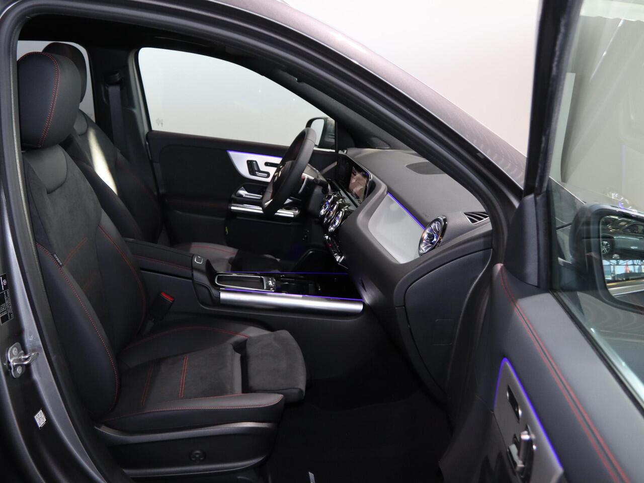 Mercedes-Benz GLA-KLASSE 180 Business Solution AMG | Panoramaschuifdak | Trekhaak | Premium Plus | Head-Up | 360° camera | Dodehoekassistent |