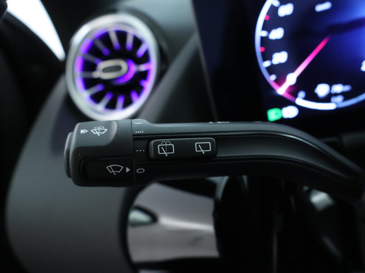 Mercedes-Benz GLA-KLASSE 250 e AMG Line | Panoramadak | Dodehoek Assist | 11 kW Laden | Sfeerverlichting | Stuur en Stoelverwarming | Inclusief 24 maanden Mercedes-Benz Certified garantie voor Europa.