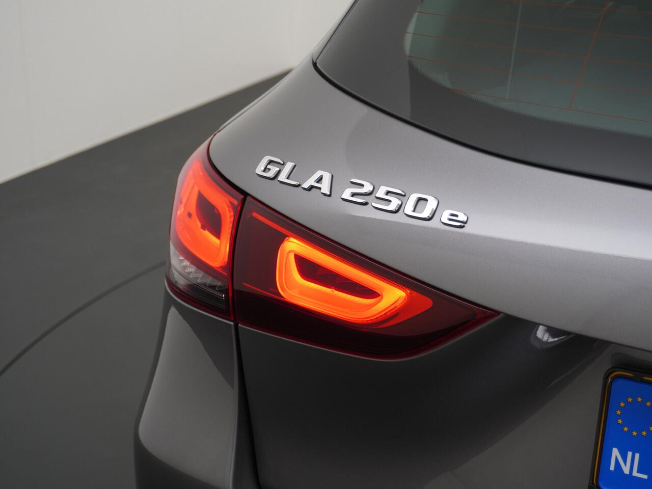 Mercedes-Benz GLA-KLASSE 250e Luxury // Trekhaak // Carplay // WideScreen // Navigatie // LED Koplampen // Cruise Control