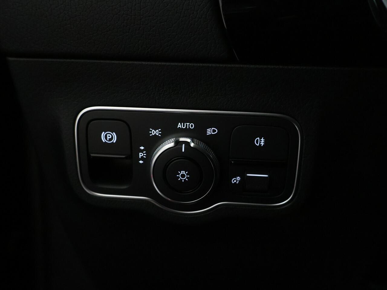 Mercedes-Benz GLA-KLASSE 250 e Plug-In Hybride | Panoramadak | Distronic | Sound system | Parkeerpakket met achteruitrijcamera | Stuur en Stoelverwarming. Inclusief 24 maanden MB Certified garantie voor Europa.