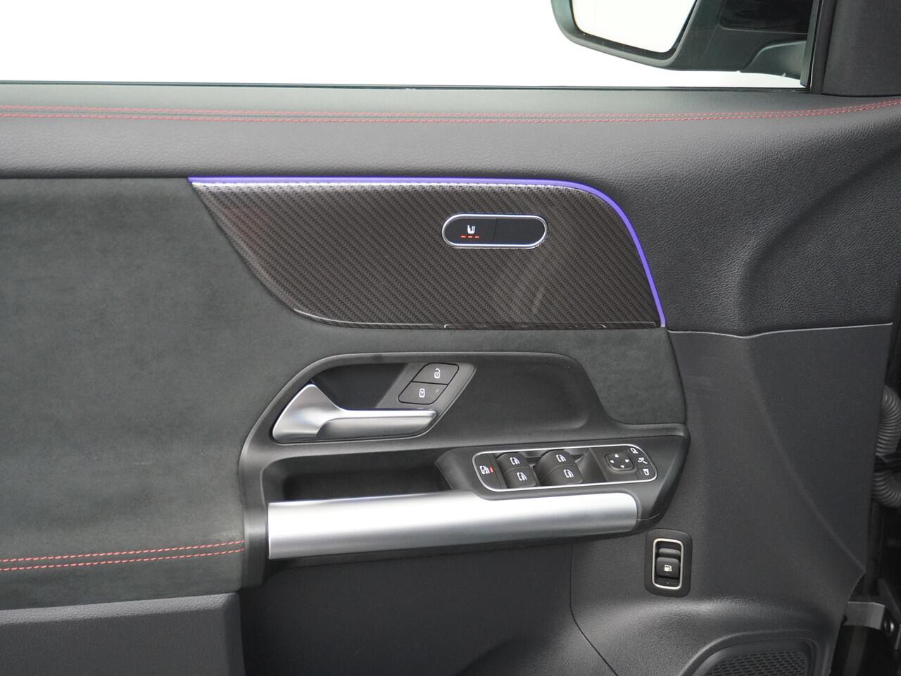 Mercedes-Benz GLA-KLASSE 250 e AMG // Panoramadak // 20" AMG Velgen // Nightpakket // Sfeerverlichting // Camera //