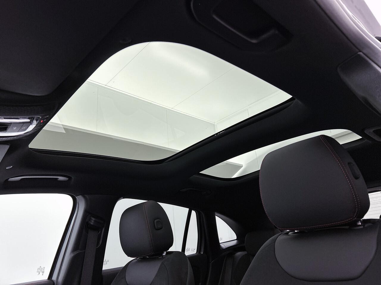 Mercedes-Benz GLA-KLASSE 250 e AMG Plug-In Hybride | Panoramadak | Distronic | 360°-camera | Dode Hoek Ass | Keyless Go |Stuur en Stoelverwarming. Inclusief 24 maanden Mercedes-Benz Certified garantie voor Europa.