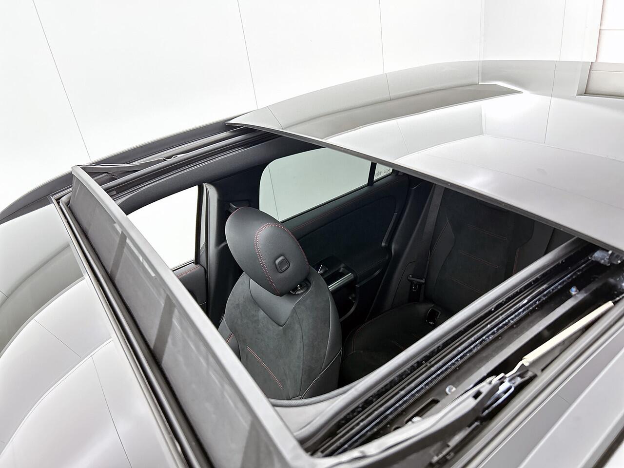 Mercedes-Benz GLA-KLASSE 180 Business Solution AMG | Trekhaak | MULTIBEAM LED | Nightpakket | Panoramaschuifdak | Smartphone Integratie | Keyless-Go comfortpakket | EASY PACK achterklep |