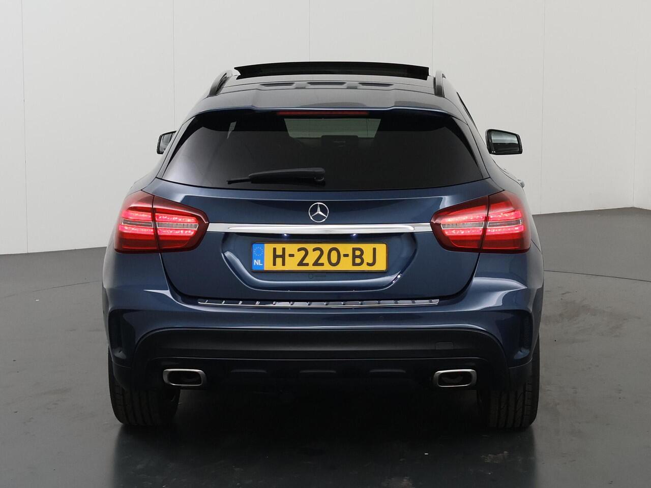 Mercedes-Benz GLA-KLASSE 180 Business Solution AMG | Night | Panoramadak | Stoelverwarming | Navigatie |
