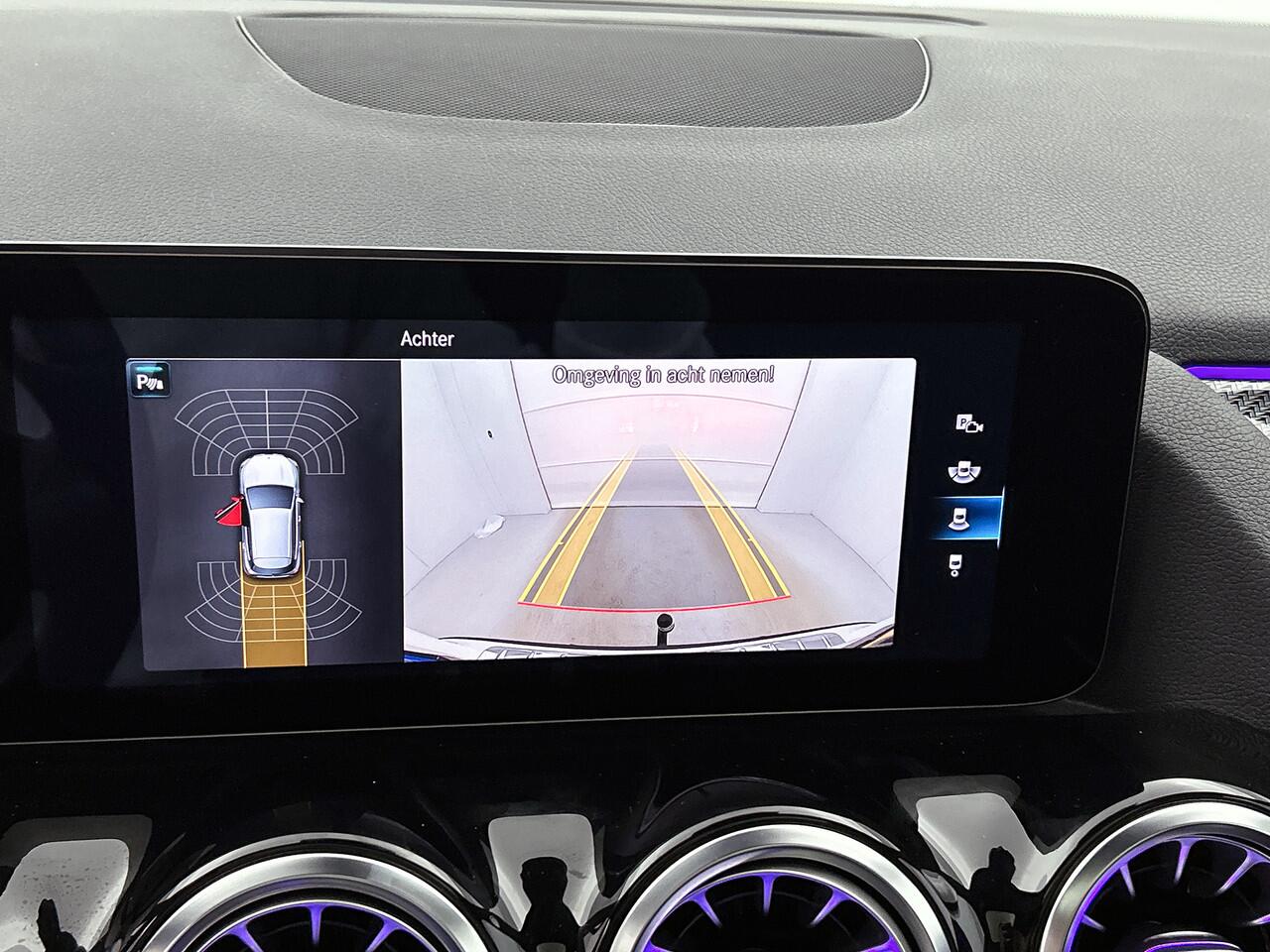 Mercedes-Benz GLA-KLASSE 200 Business Solution AMG | AMG Lne | Night Pakket | Panoramadak | Trekhaak | Sfeerverlichting. Inclusief 24 maanden MB Certified garantie voor Europa.