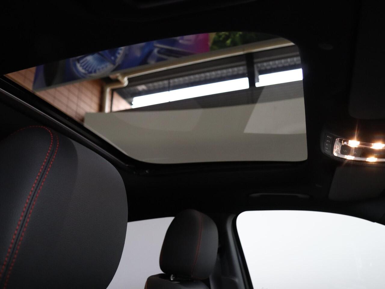 Mercedes-Benz GLA-KLASSE 250 e Business Solution AMG | Nightpakket | Panoramaschuifdak | Achteruitrijcamera | Stoelverwarming | Sfeerverlichting | LED verlichting |