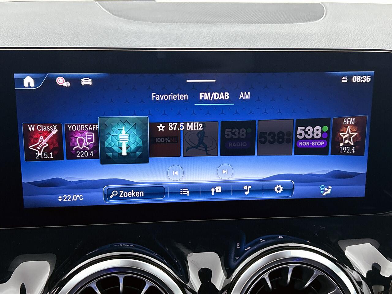 Mercedes-Benz GLA-KLASSE 250 e AMG Plug-In Hybride AMG Line | Panorama Schuif-Kanteldak | Sfeerverlichting | Dosehoek Assist | Stuur en Stoelverwarming. Inclusief 24 maanden MB Certified garantie voor Europa.