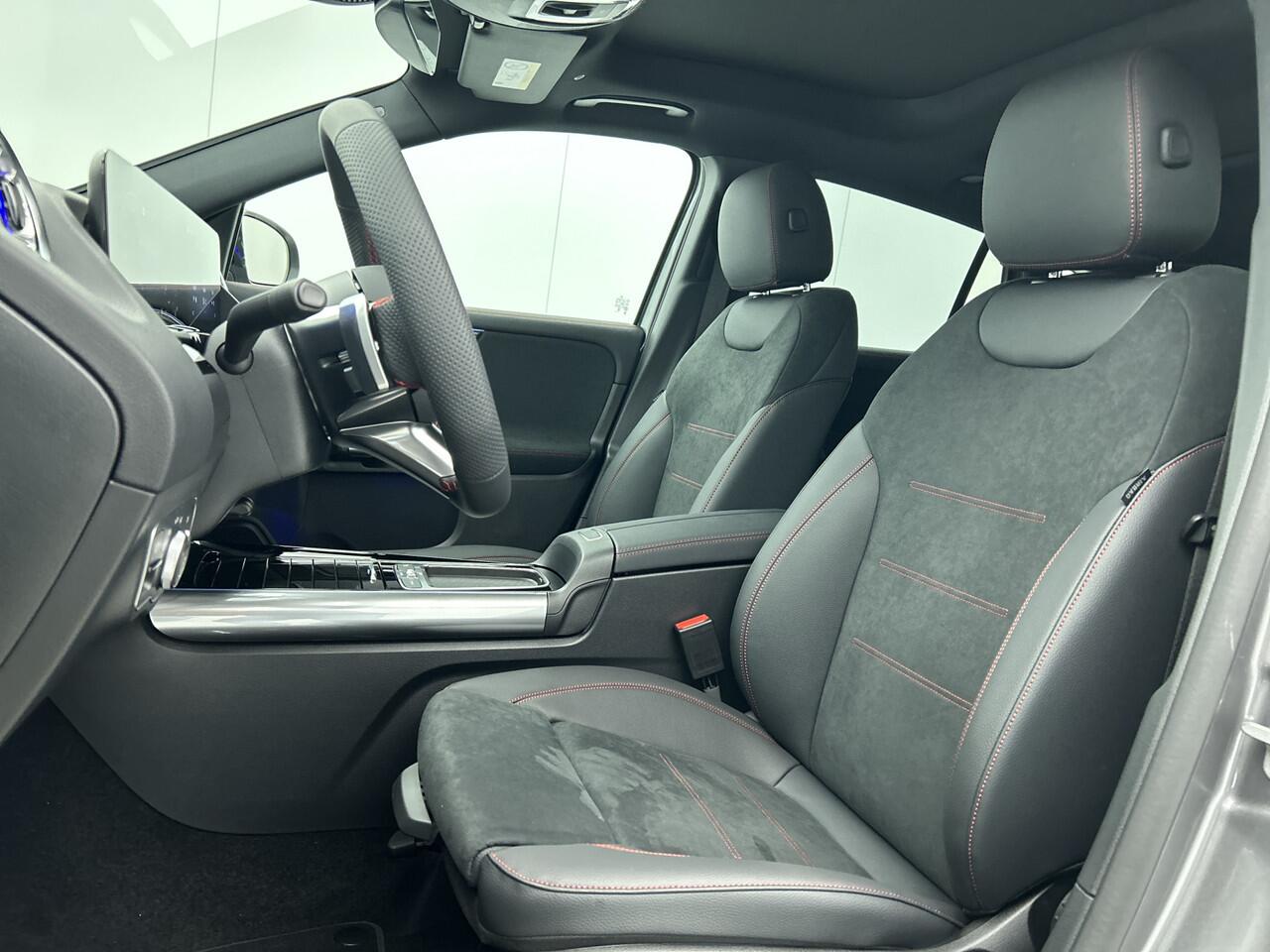 Mercedes-Benz GLA-KLASSE 180 Business Solution AMG | Nightpakket | Trekhaak | Smartphone Integratie | Panoramaschuifdak | Stoelverwarming | Multibeam LED | Keyless-Go comfortpakket |