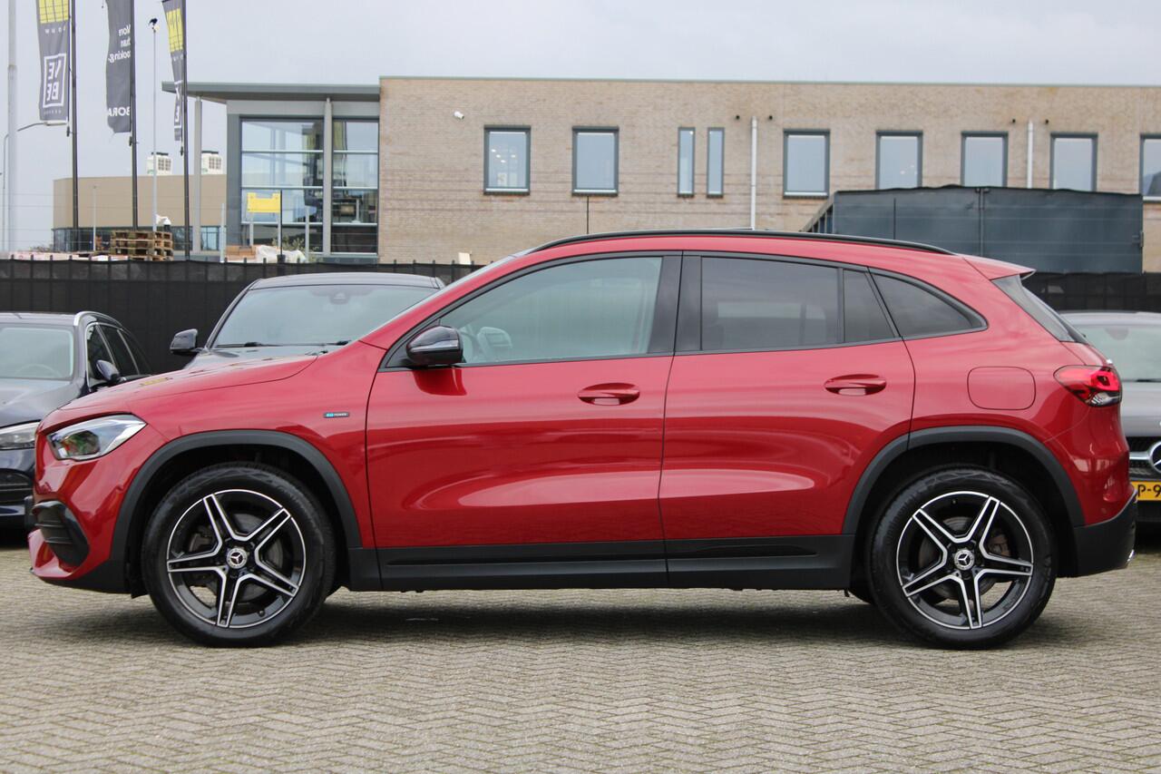Mercedes-Benz GLA-KLASSE 250e AUT8 AMG NIGHT PAKKET PANORAMADAK DISTRONIC MEMORY SFEER 360-CAMERA TREKHAAK
