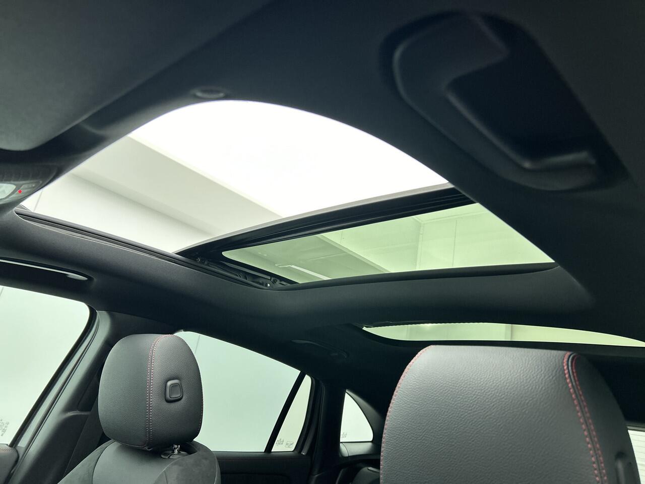 Mercedes-Benz GLA-KLASSE 180 Business Solution AMG | Nightpakket | Trekhaak | Smartphone Integratie | Panoramaschuifdak | Stoelverwarming | Multibeam LED | Keyless-Go comfortpakket |