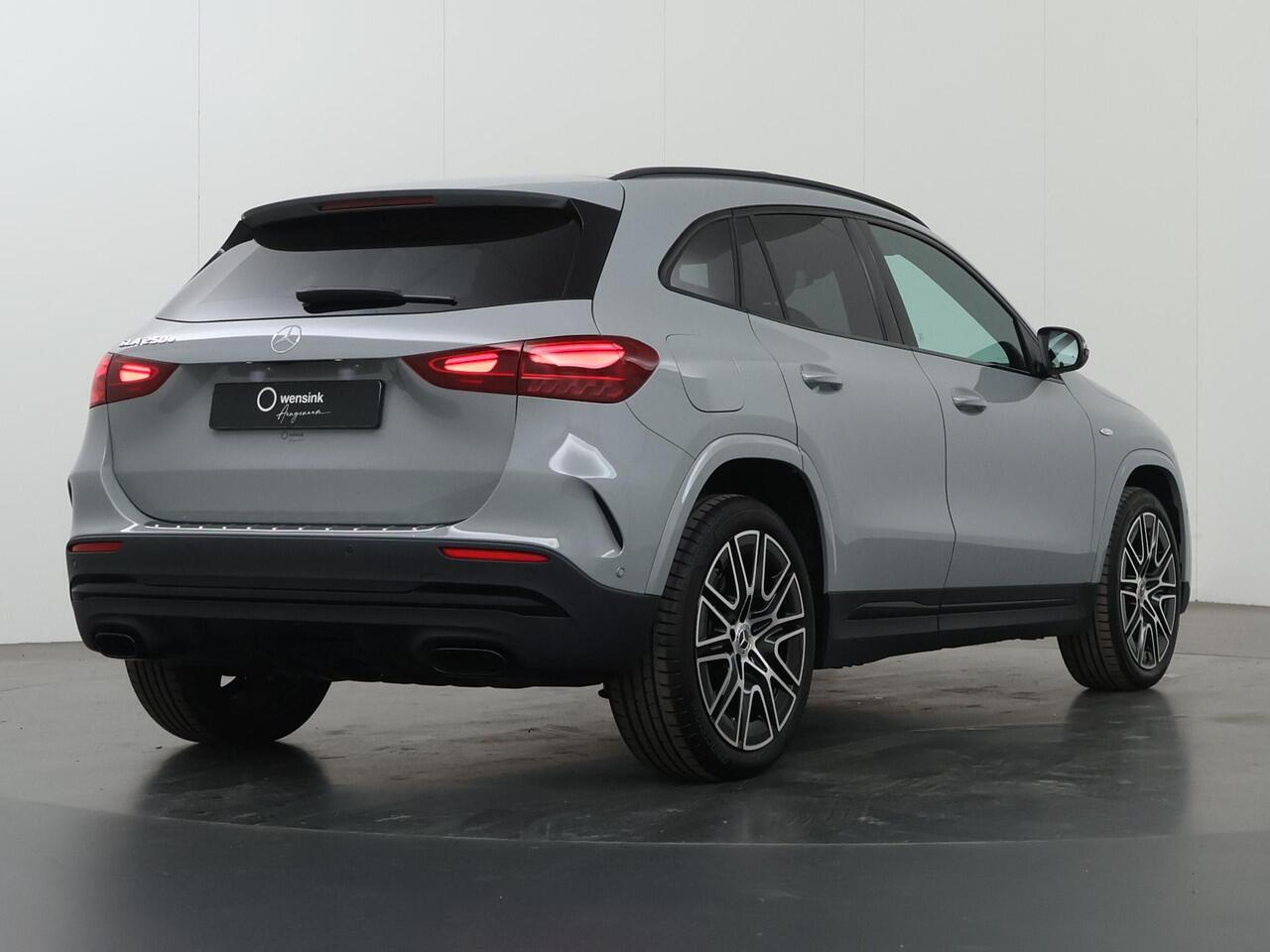 Mercedes-Benz GLA-KLASSE 250 e AMG Line | Night | Panoramadak | Trekhaak | 20 inch | Memory | Sfeerverlichting |