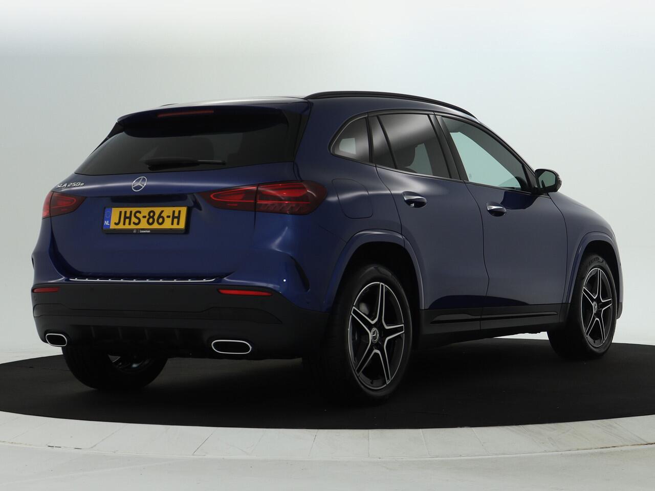 Mercedes-Benz GLA-KLASSE 250 e AMG Plug-In Hybride Edition AMG Line | Night Pakket | Distronic | 360° Camera | AC en DC Laden | MultiBeam Koplampen | Stuur en Stoeverwarming. Inclusief 24 maanden Mercedes-Benz Certified garantie voor Europa.