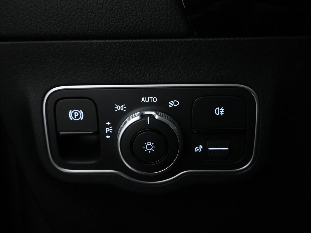 Mercedes-Benz GLA-KLASSE 250 e AMG Nightpakket Face Lift | Memory | Keyless Go | Stoel- en Stuurverwarming | Car Play | Sfeerverlichting | Inclusief 24 maanden Mercedes-Benz Certified garantie voor Europa.