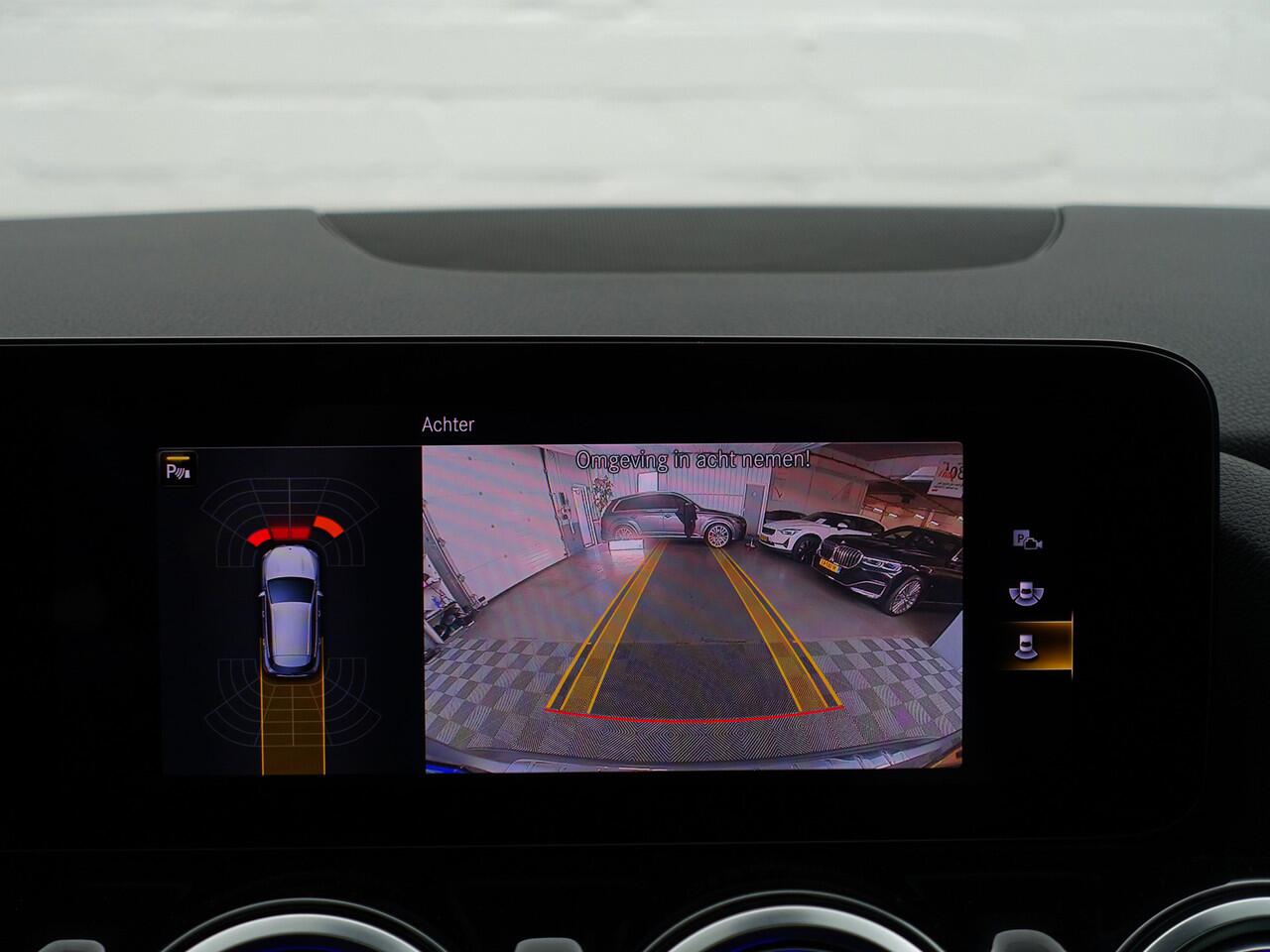 Mercedes-Benz GLA-KLASSE 200 AMG Night Edition Aut- Designo Mountaingrijs Magno, Panoramadak, Carbon Treeplanken, Sfeerverlichting