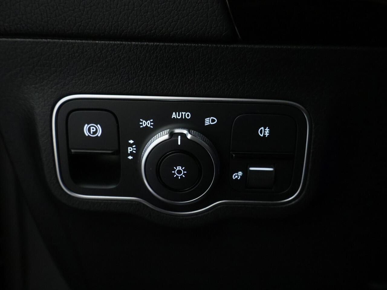 Mercedes-Benz GLA-KLASSE 250 e Plug-Hybride | Achteruitrijcamera | Apple Carplay | Sfeerverlichting | Dodehoekassistent | Inclusief 24 maanden MB Certified garantie voor Europa.