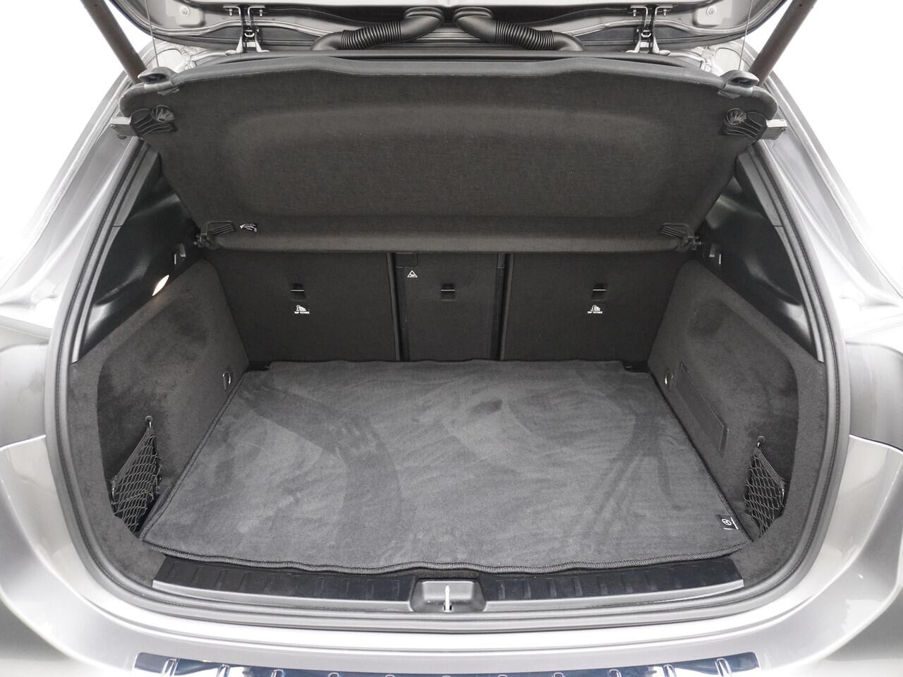 Mercedes-Benz GLA-KLASSE 200 AMG // Camera // Sfeerverlichting // Night Pakket // Augmented Reality // Carplay // 19" Muli Spaak Velgen