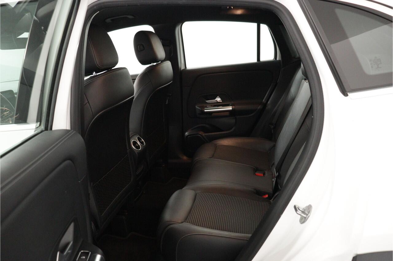 Mercedes-Benz GLA-KLASSE 250 e Business Solution Luxury Limited | Trekhaak | Navi | Xenon/LED | Ambilight - RIJKLAAR