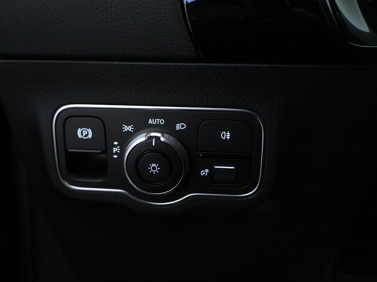 Mercedes-Benz GLA-KLASSE 250 e AMG Plug-In Hybride AMG Line | Night Pakket | Panorama Schuif-Kanteldak | 11kW Laden | Stuur en Stoelverwarming. Inclusief 24 maanden Mercedes-Benz Certified garantie voor Europa.