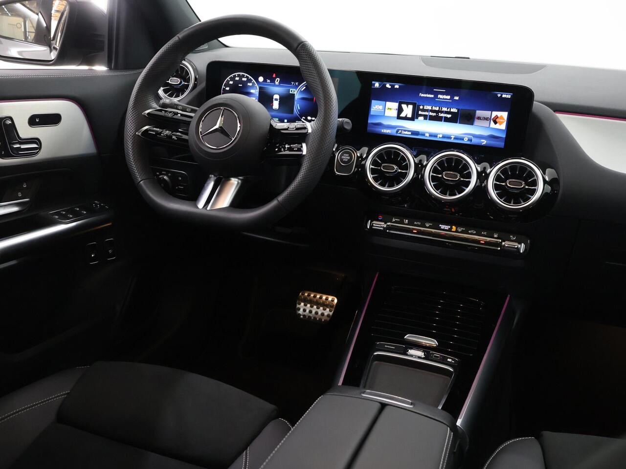 Mercedes-Benz GLA-KLASSE 250 e AMG Line | Night | Panoramadak | Trekhaak | 20 inch | Memory | Sfeerverlichting |