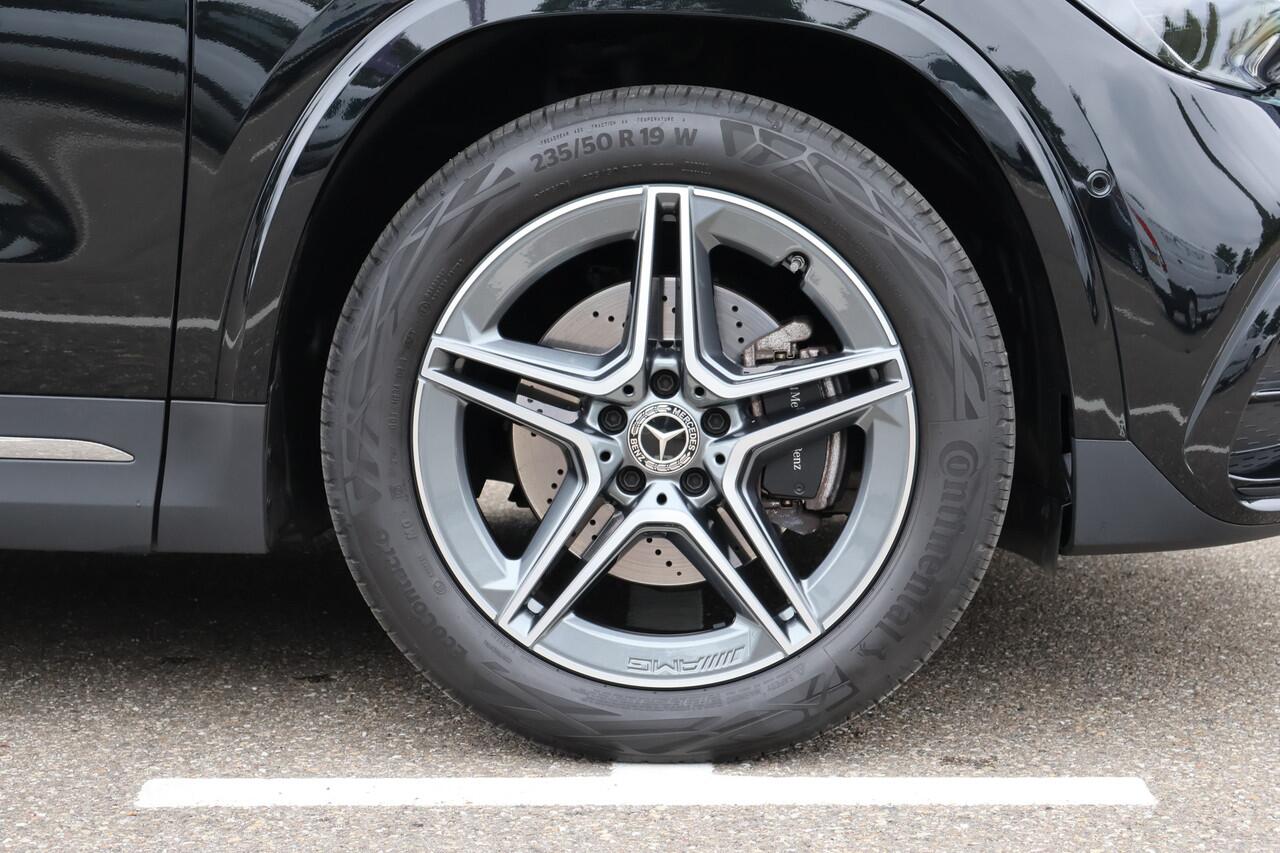 Mercedes-Benz GLA-KLASSE 250 e AMG Line l Facelift l Panoramadak l MBUX l Camera l Dode hoek assistent l Keyless Go l LED Adaptief l Sfeerverlichting l Winterpakket l I Stuur/stoel verwarming I Elektrische kofferklep I Electr. bedienbare achterklep l Stoelverwarming l