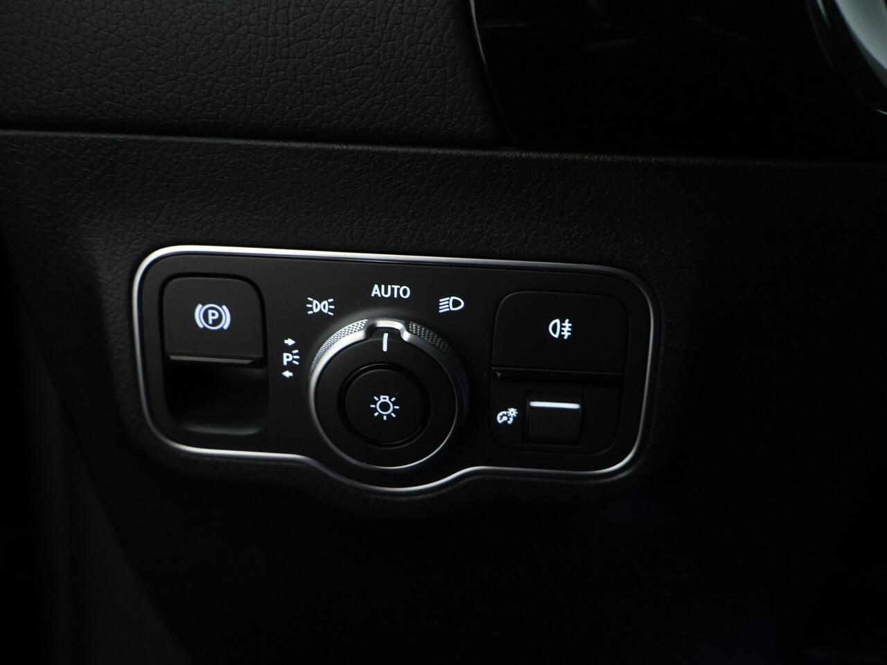 Mercedes-Benz GLA-KLASSE 250 e Plug-In Hybride Panorama Schuif-Kanteldak | Achteruitrijcamera | 19 Inch Velgen | Stoelverwarming voor | Sfeerverlichting. Inclusief 24 maanden MB Certified garantie voor Europa.