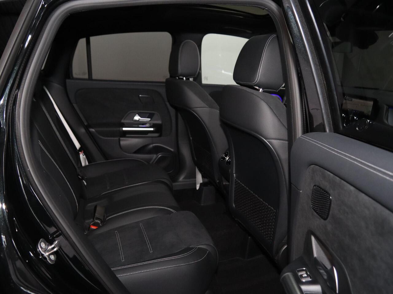 Mercedes-Benz GLA-KLASSE 250e Business Solution AMG | AMG Line plus | Panoramaschuifdak | 20" AMG-velgen | Head-Up | Parkeerpakket | Nightpakket |