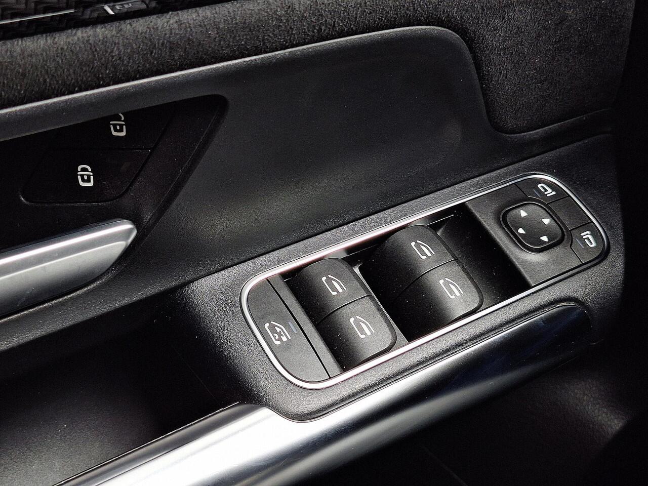 Mercedes-Benz GLA-KLASSE 250 e | AMG Line | Night pakket | Widescreen | Stoelverwarming voor | Easy Pack achterklep | LED verlichting