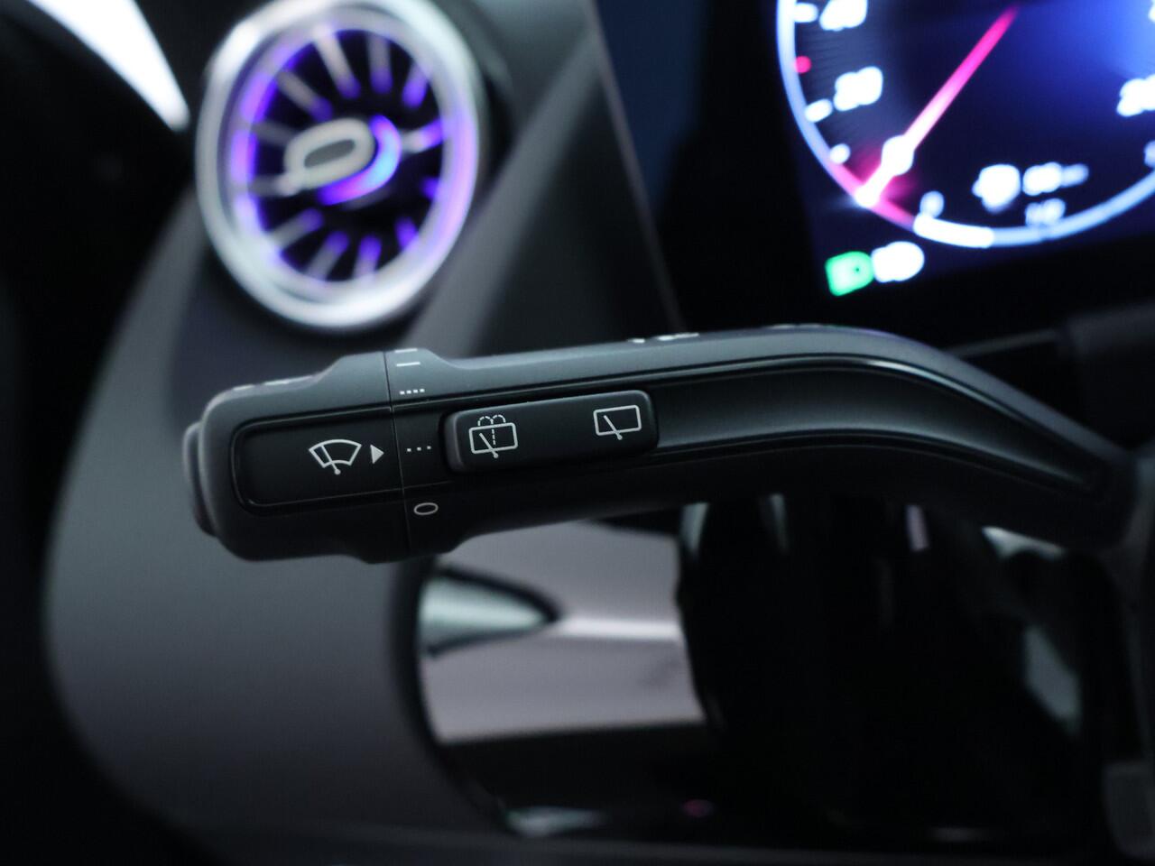 Mercedes-Benz GLA-KLASSE 250 e AMG Plug-In Hybride AMG Line | Night Pakket | Panorama Schuif-Kanteldak | 11kW Laden | Stuur en Stoelverwarming. Inclusief 24 maanden Mercedes-Benz Certified garantie voor Europa.