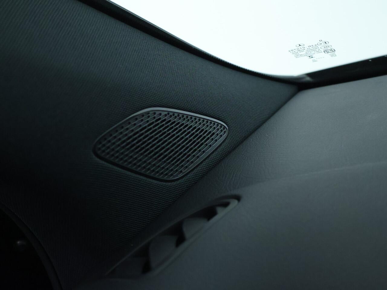 Mercedes-Benz GLA-KLASSE 250 e AMG Plug-In Hybride AMG Line | Night Pakket | Panorama Schuif-Kanteldak | 11kW Laden | Stuur en Stoelverwarming. Inclusief 24 maanden Mercedes-Benz Certified garantie voor Europa.