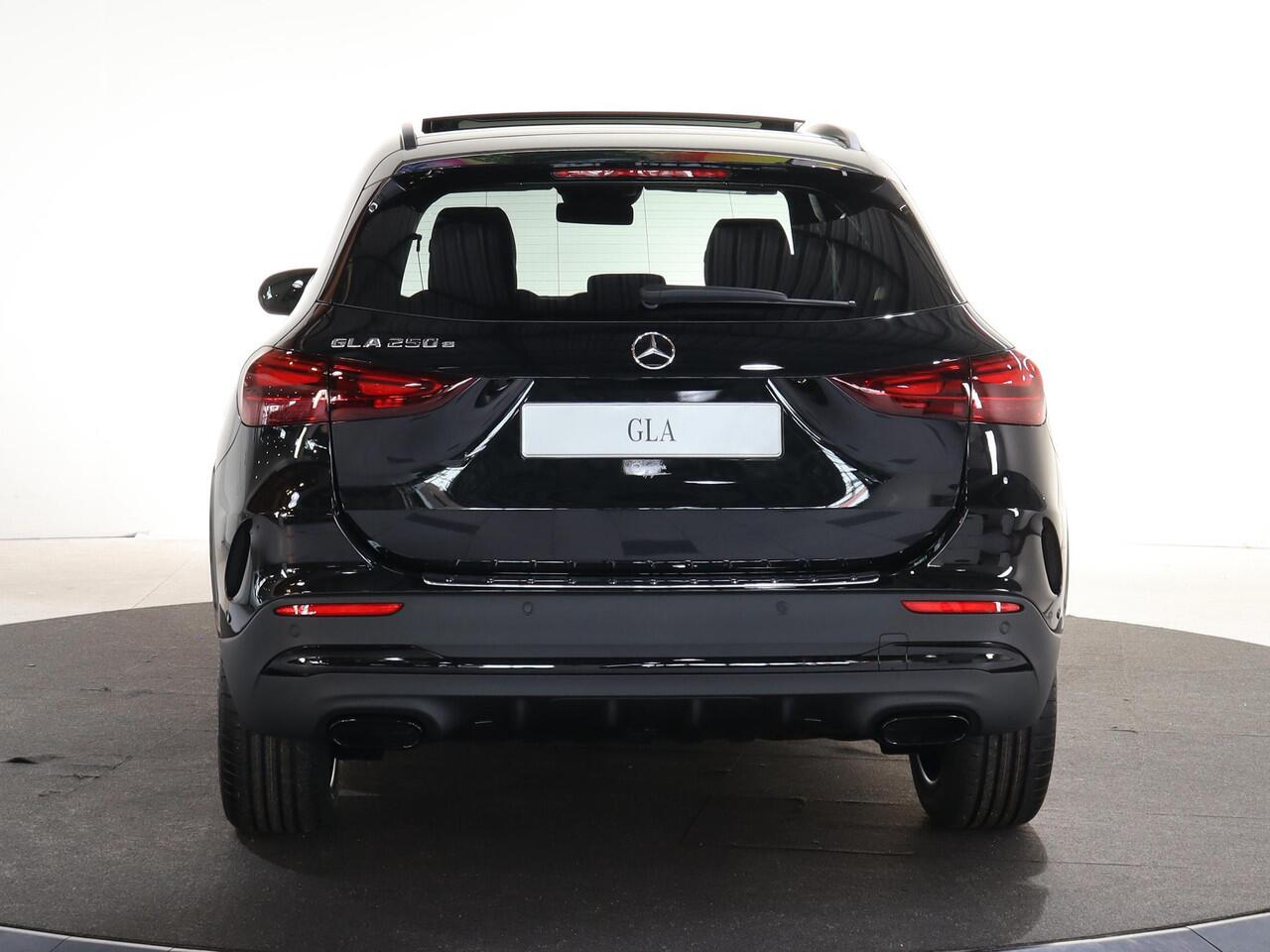 Mercedes-Benz GLA-KLASSE 250e Business Solution AMG | AMG Line plus | Panoramaschuifdak | 20" AMG-velgen | Head-Up | Parkeerpakket | Nightpakket |