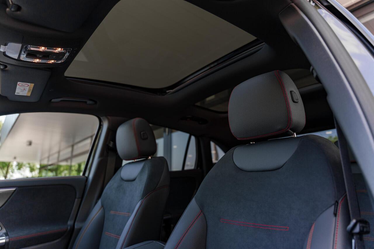 Mercedes-Benz GLA-KLASSE 250e Business Solution AMG | Premium Plus pakket | Panoramaschuifdak | Stoelverwarming | 360° camera | Premium Plus | Head-up display | Dodehoekassistent |