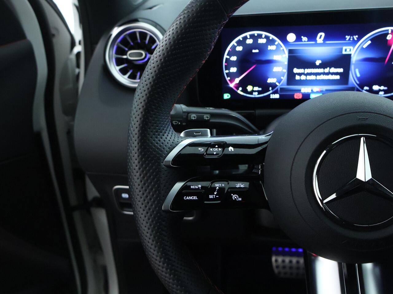 Mercedes-Benz GLA-KLASSE 250 e AMG Plug-In Hybride | Trekhaak | AMG Line Advanced Plus | Night Pakket | Dodehoek Assist | 11kW Laden | Stuur en Stoelverwarming. Inclusief 24 maanden MB Certified garantie voor Europa.