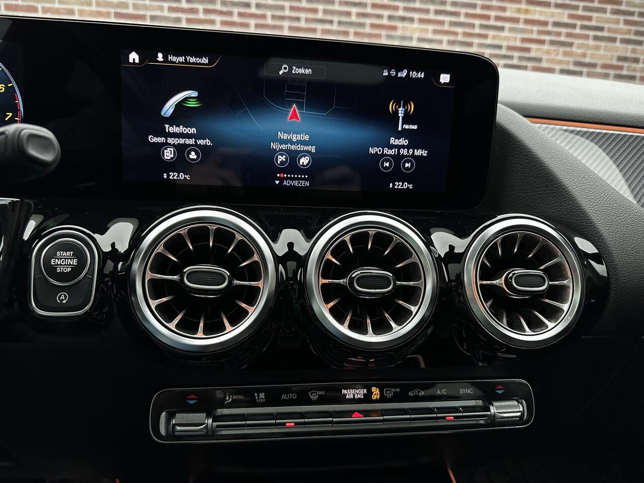 Mercedes-Benz GLA-KLASSE 180 Business Solution AMG | Memory| Dak| Sfeer|