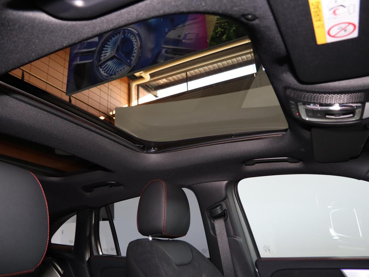 Mercedes-Benz GLA-KLASSE 180 Business Solution AMG | Panoramaschuifdak | Trekhaak | Premium Plus | Head-Up | 360° camera | Dodehoekassistent |