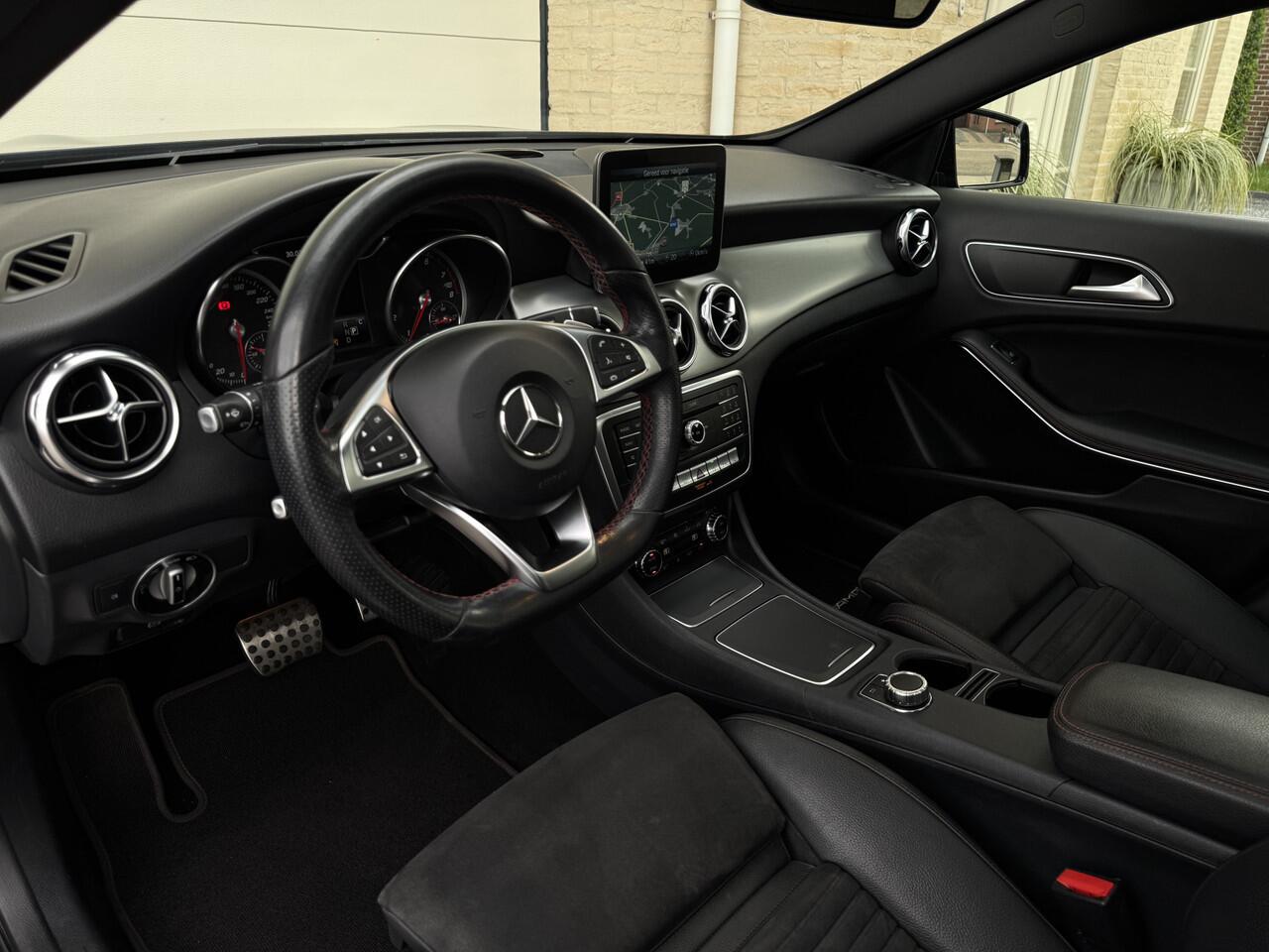 Mercedes-Benz GLA-KLASSE 180 AMG Aut Panoramadak SportLeder Nightpakket Navi Keyless Led Camera 19" Pdc