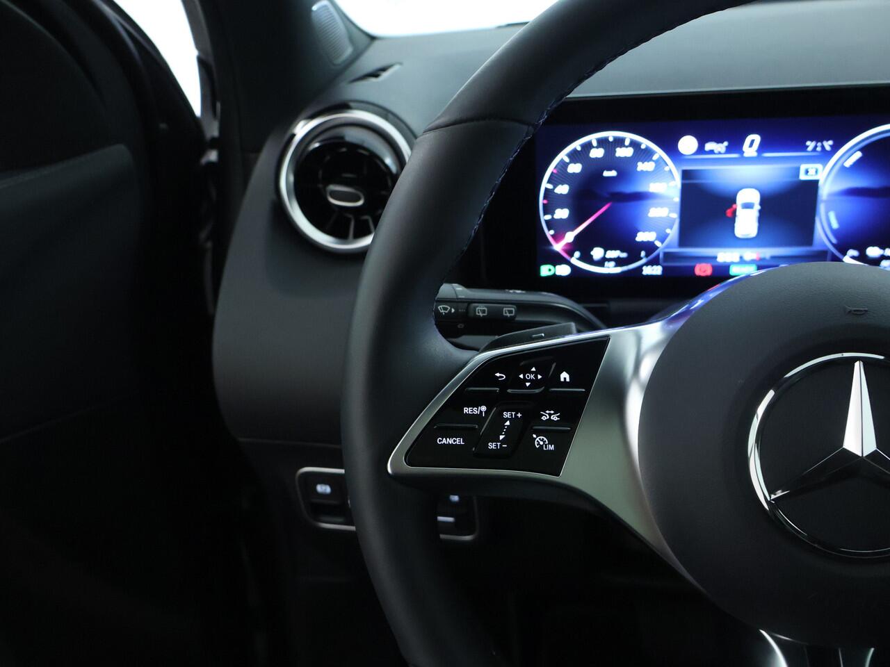 Mercedes-Benz GLA-KLASSE 250 e Plug-In Hybride | Night Pakket | Panorama Schuif-Kanteldak | Trekhaak | Memory voorstoelen | Distronic adapt Cruise | Sportstoelen Spacegrey lederlook | Winterpakket Inclusief 24 maanden MB Certified garantie voor Europa.