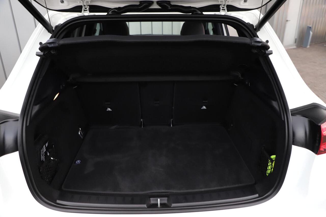 Mercedes-Benz GLA-KLASSE 250e AMG | 218PK | Pano | Sfeerverlichting | ACC | Widescreen | Stuurwielverw. | Trekhaak | Stoelverw. | 2025.