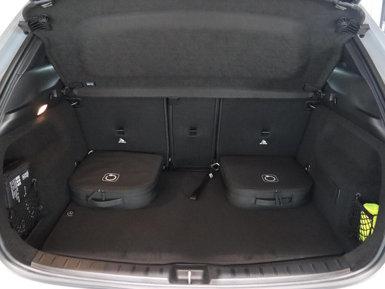 Mercedes-Benz GLA-KLASSE 250e Business Solution AMG | Night | Panoramadak | Parkeercamera | Stoelverwarming | Sfeerverlichting |